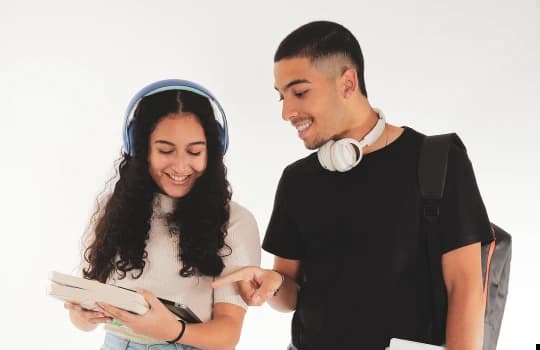 Estudante feliz tirando os livros da mochila